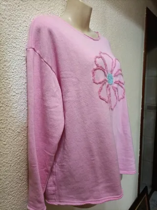 Sudadera rosa con flor