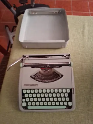 Máquina de escrever Hermes Baby