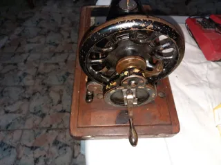Máquina de coser muy antigua negra singer