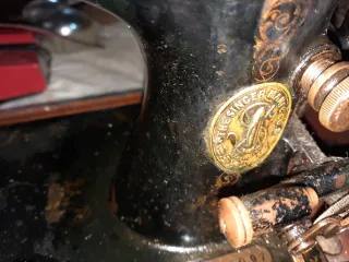 Máquina de coser muy antigua negra singer