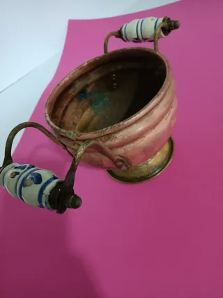 Calderito de cobre vintage con asas de cerámica