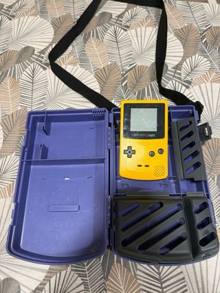 Game Boy Color con custodia protettiva