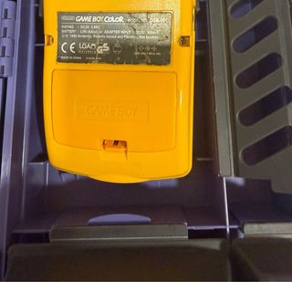 Game Boy Color con custodia protettiva