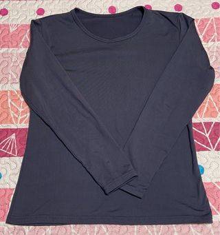 Camiseta térmica manga larga gris.