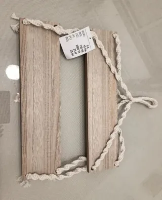 Estantería de madera con cuerda