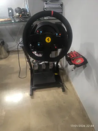 Volante Thrustmaster T300 Ferrari + Supporto
