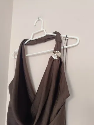 Vestido midi Zara satinado aplique dorado