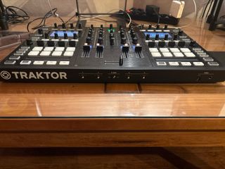 Controlador DJ Traktor Kontrol S8