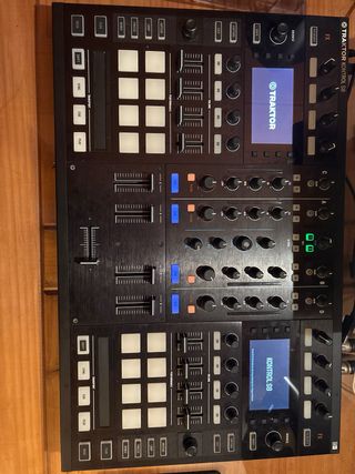 Controlador DJ Traktor Kontrol S8
