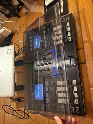 Controlador DJ Traktor Kontrol S8