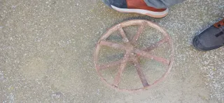 Rueda de hierro para carretilla antigua