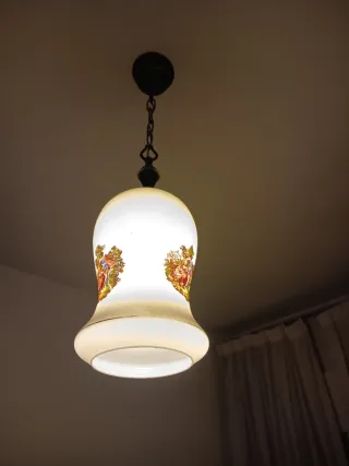 Lámpara colgante dorada y blanca