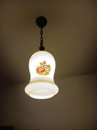 Lámpara colgante dorada y blanca