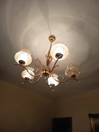 Lámpara colgante dorada y blanca