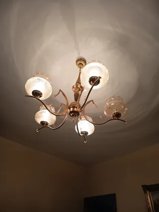 Lámpara colgante dorada y blanca