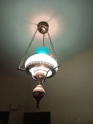 Lámpara colgante dorada y blanca