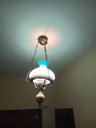 Lámpara colgante dorada y blanca