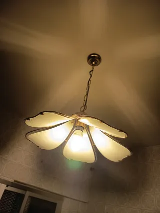 Lámpara colgante dorada y blanca