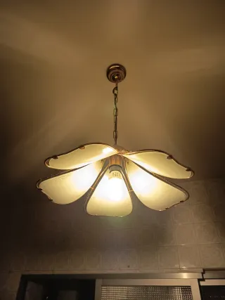 Lámpara colgante dorada y blanca