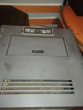 Estufa de pellets gris y roja.