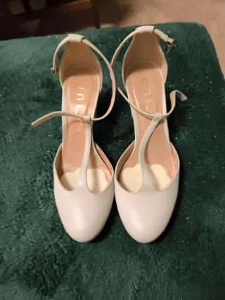 Zapatos de novia UNISA blanco roto