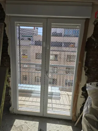 Puerta aluminio abatible oscilo climalit