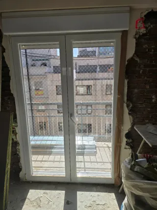 Puerta aluminio abatible oscilo climalit