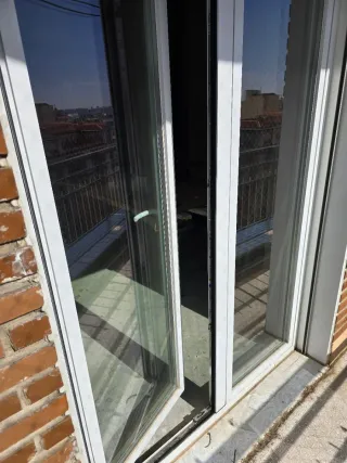 Puerta aluminio abatible oscilo climalit