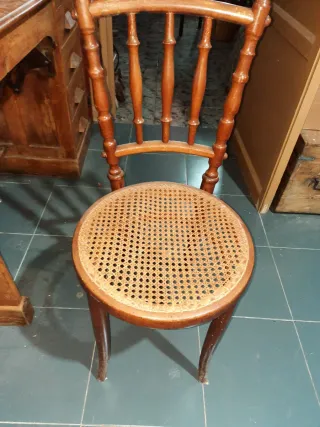 Silla antigua de madera y ratán