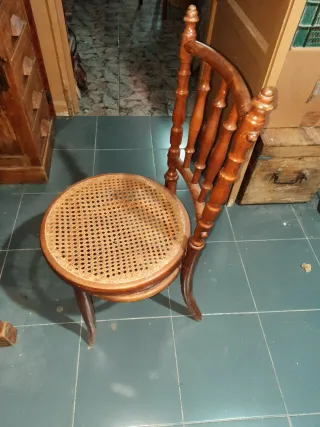 Silla antigua de madera y ratán