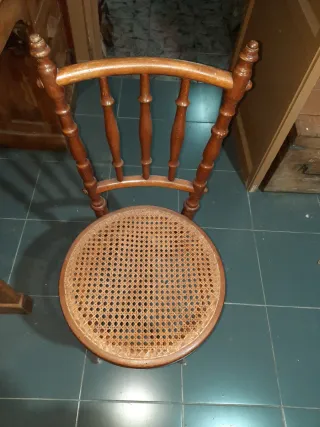 Silla antigua de madera y ratán