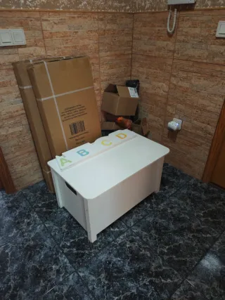 Baúl de juguetes blanco y multicolor