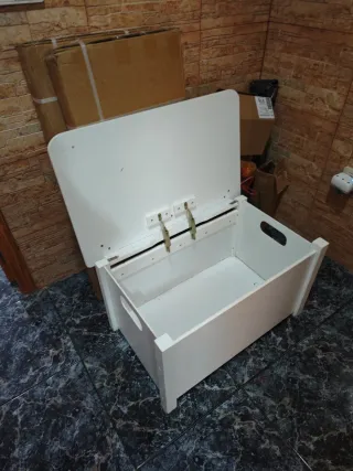 Baúl de juguetes blanco y multicolor