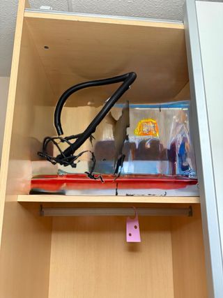 Armario puertas correderas naranja y blanco