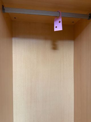 Armario puertas correderas naranja y blanco