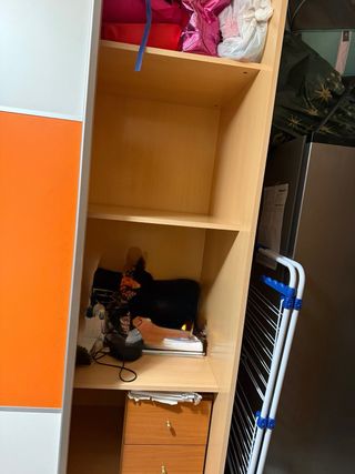 Armario puertas correderas naranja y blanco