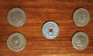 Scatola di legno decorata con monete antiche