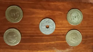 Scatola di legno decorata con monete antiche