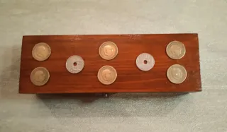 Scatola di legno decorata con monete antiche