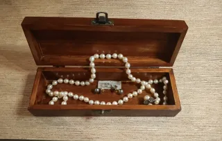 Scatola di legno decorata con monete antiche