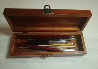 Scatola di legno decorata con monete antiche