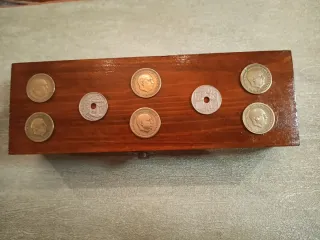 Scatola di legno decorata con monete antiche