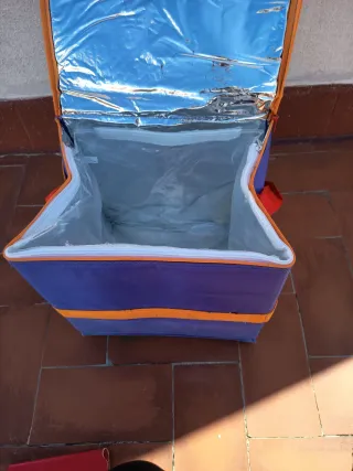 Nevera portátil azul y naranja