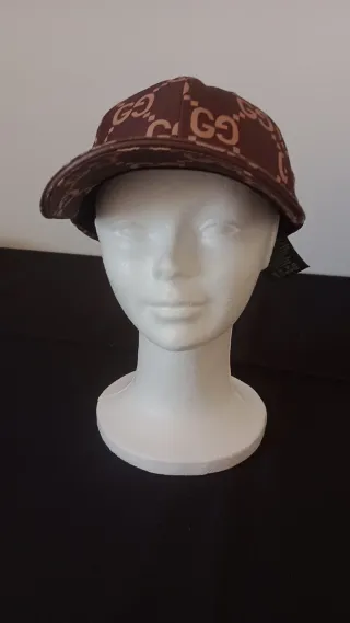 Boné Gucci GG Monograma Marrom