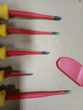 Herramientas Alicates y Destornilladores Aislados