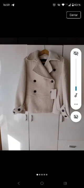 Chaqueta beige de doble botonadura