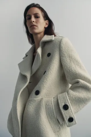 Chaqueta beige de doble botonadura