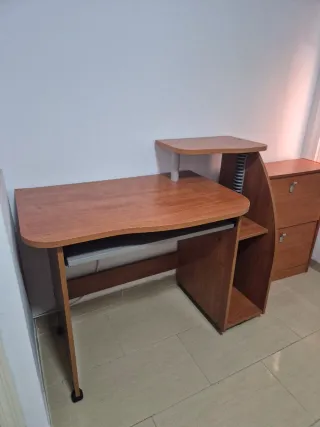 Escritorio madera con bandeja teclado