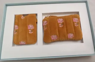 Estuche de terciopelo con flores bordadas