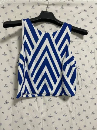 Vestido blanco con volantes y lazada